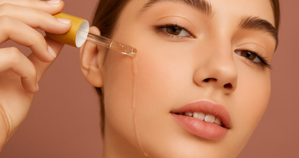 Ženska nanaša serum na obraz s pipeto – prikaz pravilne uporabe izdelka z retinol za začetnike v večerni negovalni rutini.